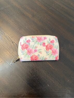 🌹 Sweet & Shabby Chic! Old East Main Co. Pink Rose Floral Wallet